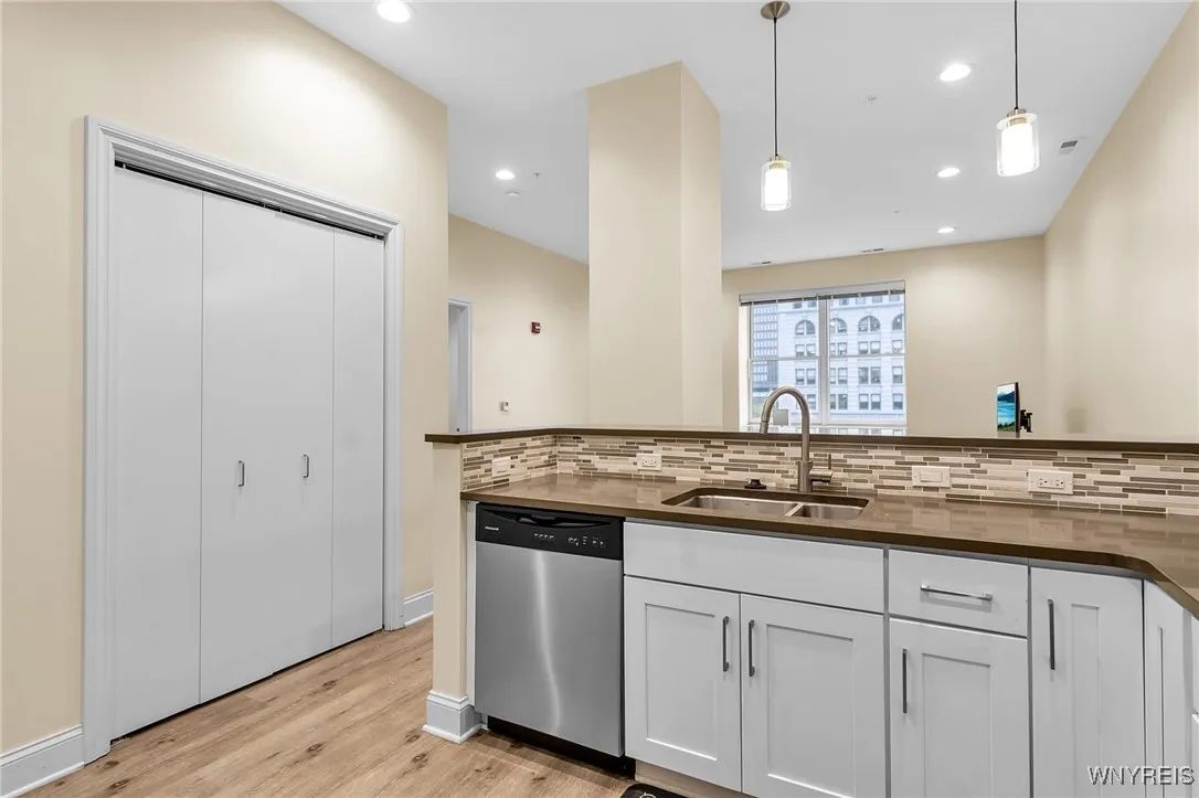 251 Main Street 302, Buffalo, New York 14203, Buffalo, New York 14203, 1 Bedroom Bedrooms, 5 Rooms Rooms,1 BathroomBathrooms,Residential,For Sale,251 Main Street 302, Buffalo, New York 14203,0,B1640114