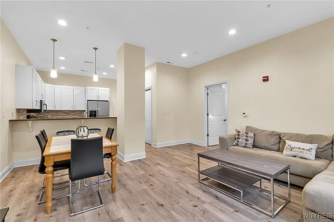 251 Main Street 302, Buffalo, New York 14203, Buffalo, New York 14203, 1 Bedroom Bedrooms, 5 Rooms Rooms,1 BathroomBathrooms,Residential,For Sale,251 Main Street 302, Buffalo, New York 14203,0,B1640114