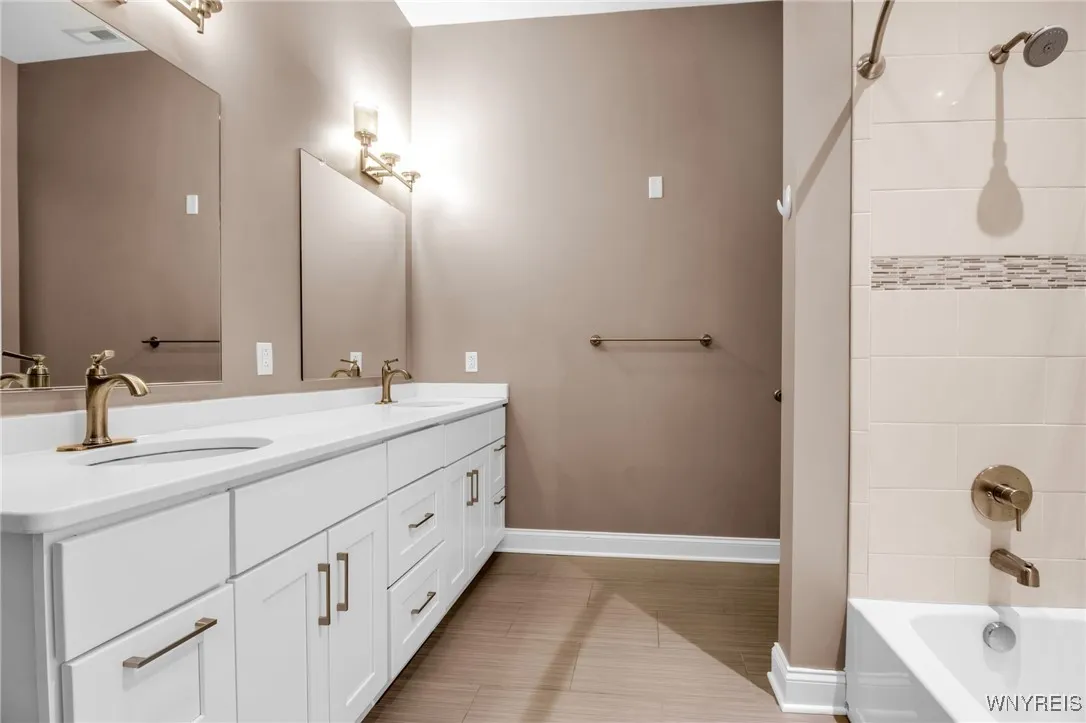 251 Main Street 300, Buffalo, New York 14203, Buffalo, New York 14203, 2 Bedrooms Bedrooms, 6 Rooms Rooms,2 BathroomsBathrooms,Residential,For Sale,251 Main Street 300, Buffalo, New York 14203,0,B1640154