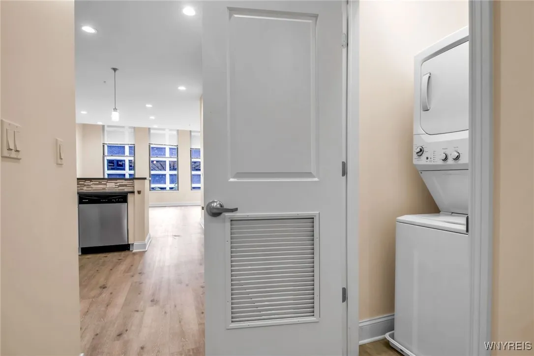 251 Main Street 300, Buffalo, New York 14203, Buffalo, New York 14203, 2 Bedrooms Bedrooms, 6 Rooms Rooms,2 BathroomsBathrooms,Residential,For Sale,251 Main Street 300, Buffalo, New York 14203,0,B1640154