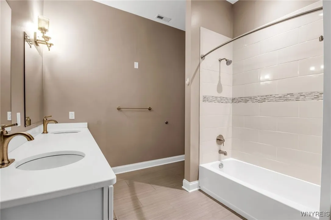 251 Main Street 400, Buffalo, New York 14203, Buffalo, New York 14203, 2 Bedrooms Bedrooms, 6 Rooms Rooms,2 BathroomsBathrooms,Residential,For Sale,251 Main Street 400, Buffalo, New York 14203,0,B1640174