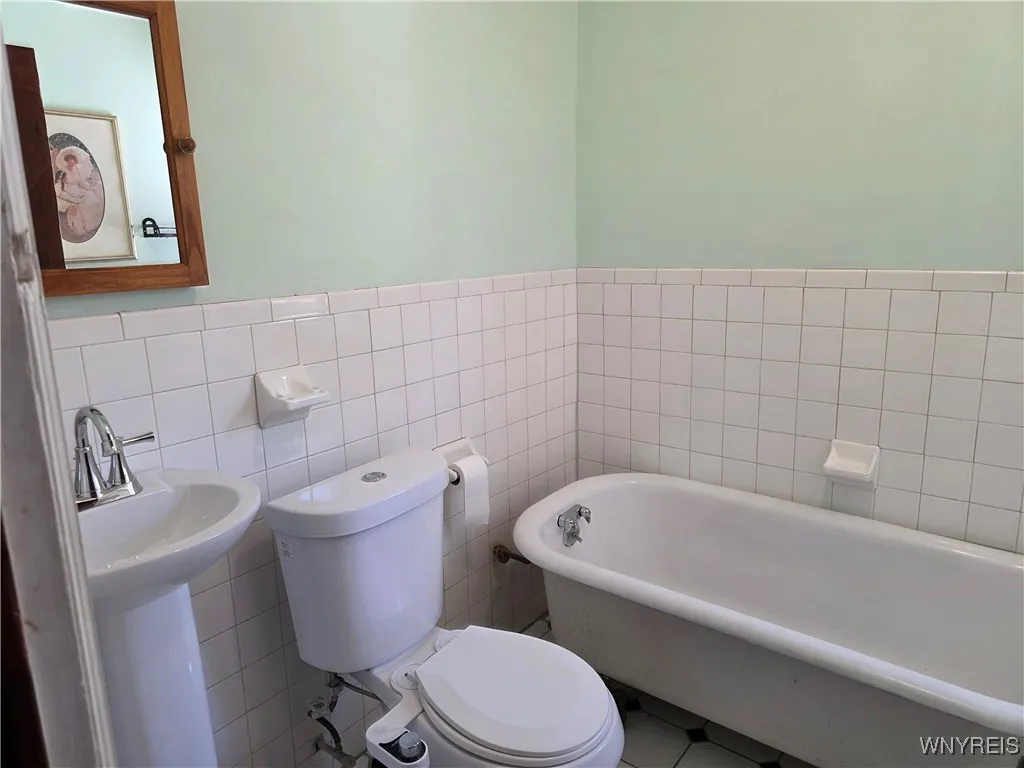 Upper bath-claw foot tub!