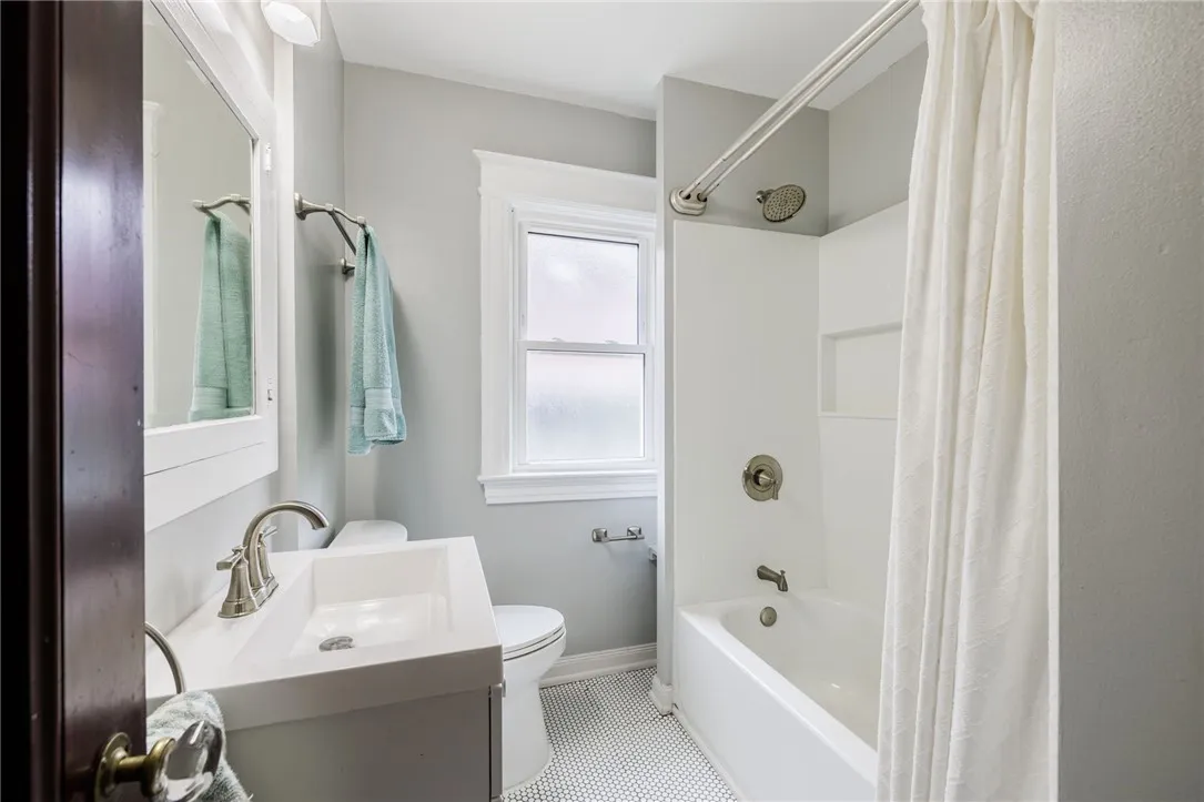 563 Melville St, Rochester, New York 14609, Rochester, New York 14609, 5 Bedrooms Bedrooms, 8 Rooms Rooms,2 BathroomsBathrooms,Residential,Closed,563 Melville St, Rochester, New York 14609,0,R1637061