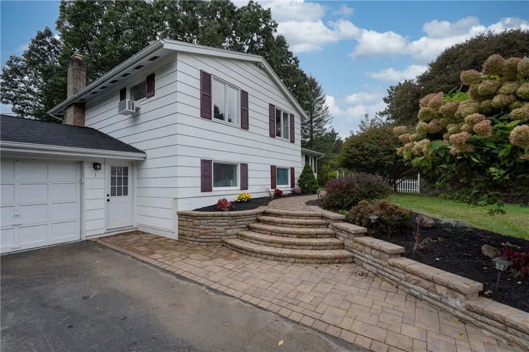 1 Mill Valley Rd, Perinton, New York 14534, Perinton, New York 14534, 5 Bedrooms Bedrooms, 9 Rooms Rooms,2 BathroomsBathrooms,Residential,Closed,1 Mill Valley Rd, Perinton, New York 14534,0,R1637940