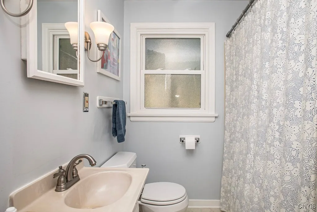 211 Hunt Drive, Manlius, New York 13066, Manlius, New York 13066, 3 Bedrooms Bedrooms, 6 Rooms Rooms,2 BathroomsBathrooms,Residential,Closed,211 Hunt Drive, Manlius, New York 13066,0,S1638436