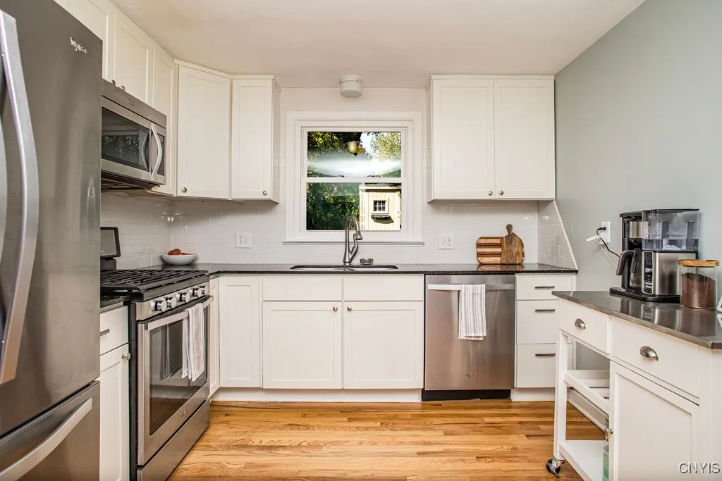 211 Hunt Drive, Manlius, New York 13066, Manlius, New York 13066, 3 Bedrooms Bedrooms, 6 Rooms Rooms,2 BathroomsBathrooms,Residential,Closed,211 Hunt Drive, Manlius, New York 13066,0,S1638436
