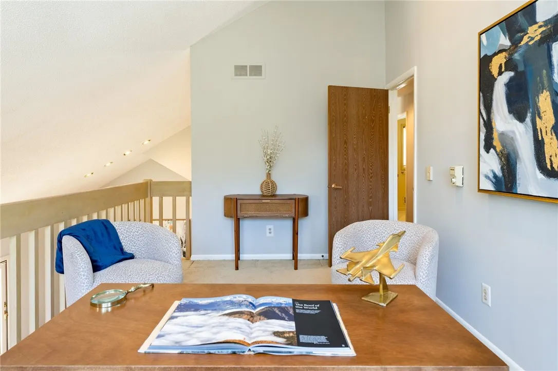 2ND FLOOR OFFICE/LOFT