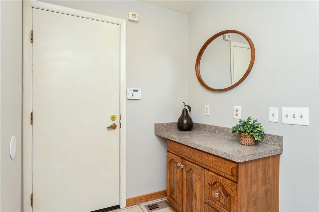 GARAGE ENTRY MUDROOM