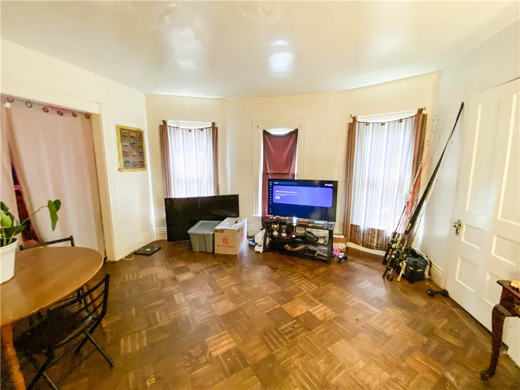 33 Finch Street, Rochester, New York 14613, Rochester, New York 14613, 4 Bedrooms Bedrooms, 8 Rooms Rooms,2 BathroomsBathrooms,Residential,For Sale,33 Finch Street, Rochester, New York 14613,0,R1640382