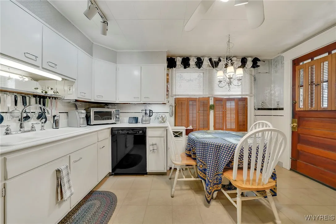 116 Dorchester Rd, Buffalo, New York 14213, Buffalo, New York 14213, 4 Bedrooms Bedrooms, 9 Rooms Rooms,1 BathroomBathrooms,Residential,Closed,116 Dorchester Rd, Buffalo, New York 14213,0,B1639026