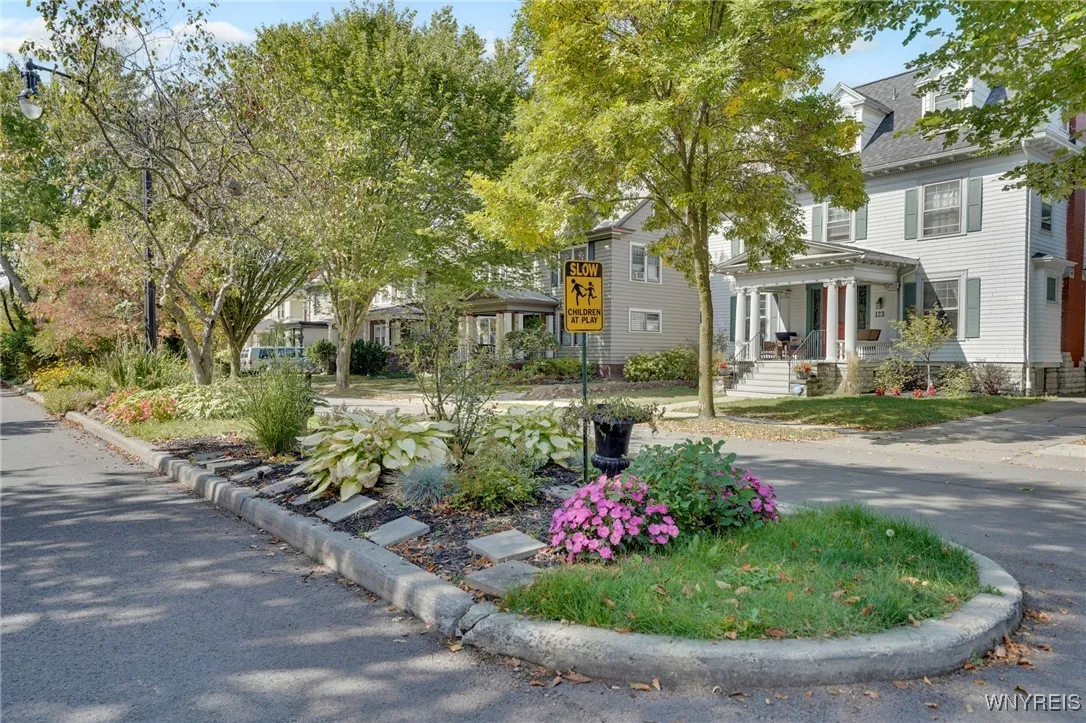 116 Dorchester Rd, Buffalo, New York 14213, Buffalo, New York 14213, 4 Bedrooms Bedrooms, 9 Rooms Rooms,1 BathroomBathrooms,Residential,Closed,116 Dorchester Rd, Buffalo, New York 14213,0,B1639026