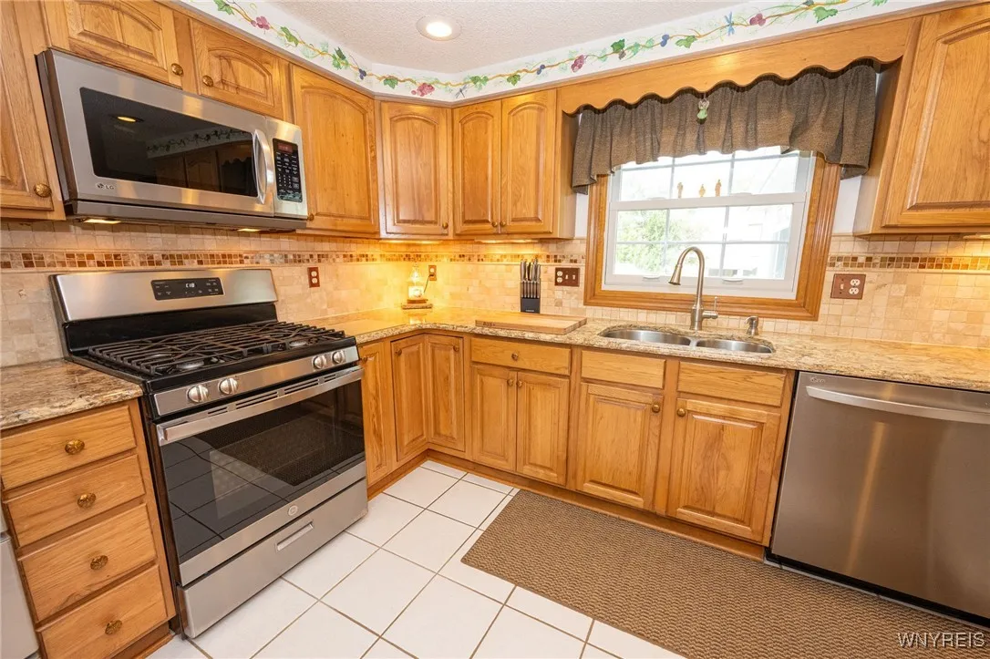 3255 Brookfield Lane, Hamburg, New York 14075, Hamburg, New York 14075, 5 Bedrooms Bedrooms, 8 Rooms Rooms,2 BathroomsBathrooms,Residential,Closed,3255 Brookfield Lane, Hamburg, New York 14075,0,B1638573