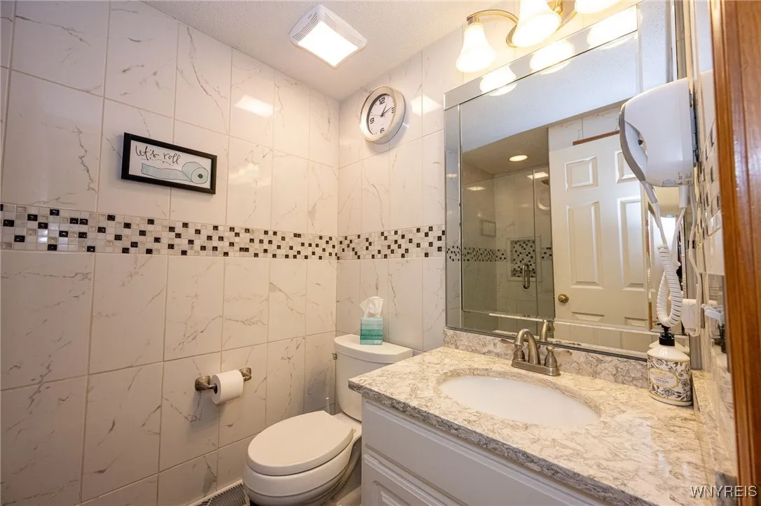 1st Floor Primary Bathroom