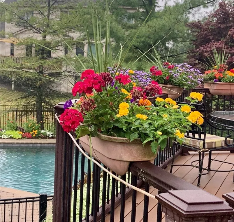 Surround yourself nature's bounty, whether you're up on the deck or poolside!