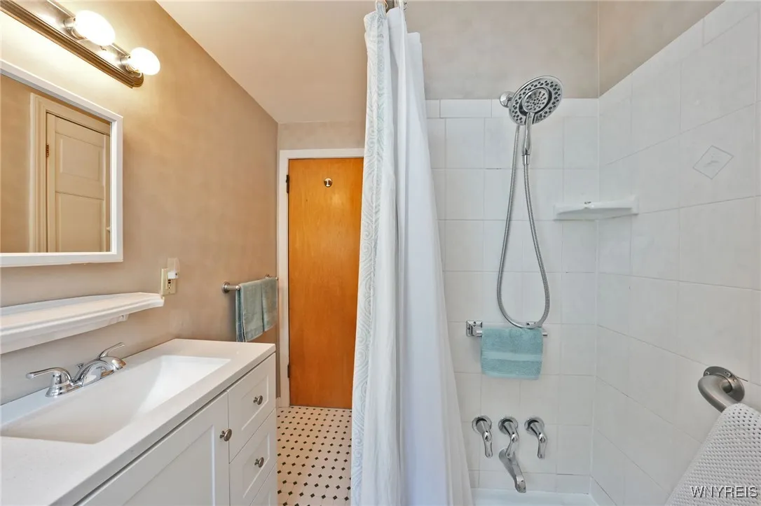 5757 Diana Lane, Hamburg, New York 14085, Hamburg, New York 14085, 3 Bedrooms Bedrooms, 8 Rooms Rooms,1 BathroomBathrooms,Residential,Closed,5757 Diana Lane, Hamburg, New York 14085,0,B1640593