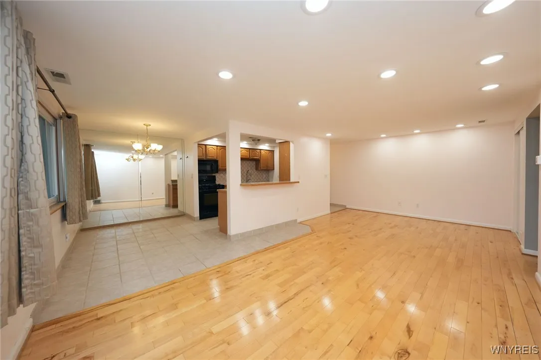 5 Cambridge F, Amherst, New York 14221, Amherst, New York 14221, 2 Bedrooms Bedrooms, 7 Rooms Rooms,1 BathroomBathrooms,Residential,For Sale,5 Cambridge F, Amherst, New York 14221,0,B1640346