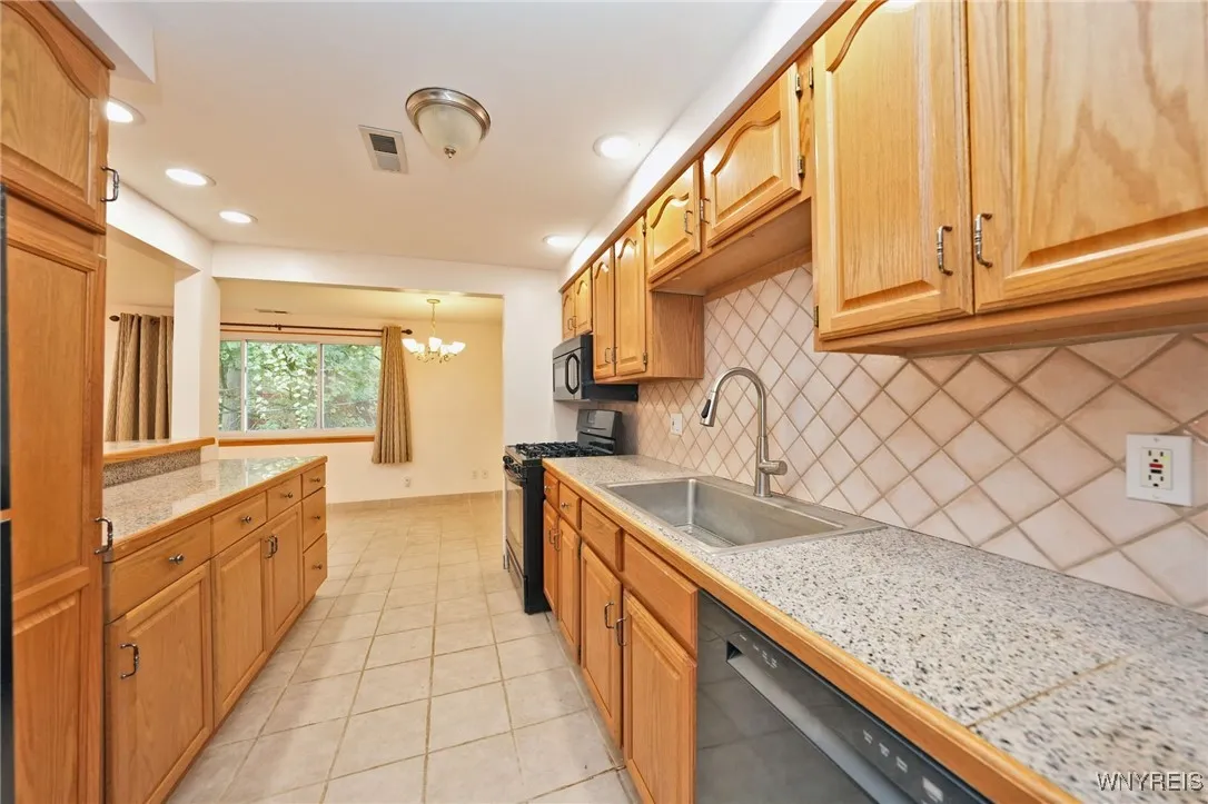 5 Cambridge F, Amherst, New York 14221, Amherst, New York 14221, 2 Bedrooms Bedrooms, 7 Rooms Rooms,1 BathroomBathrooms,Residential,For Sale,5 Cambridge F, Amherst, New York 14221,0,B1640346