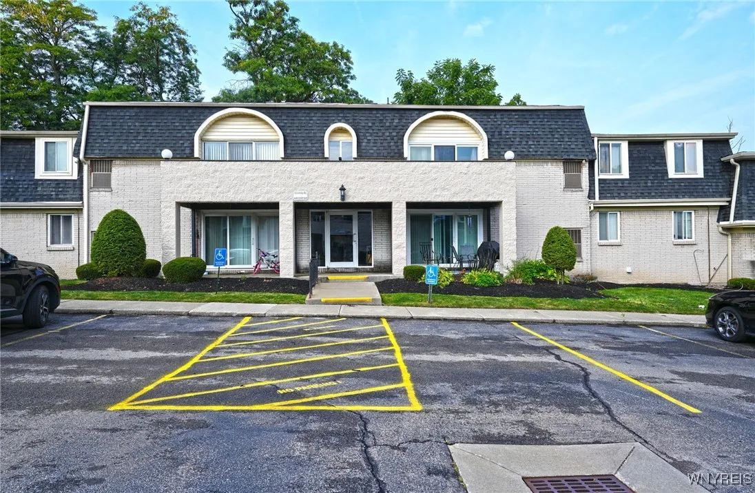 5 Cambridge F, Amherst, New York 14221, Amherst, New York 14221, 2 Bedrooms Bedrooms, 7 Rooms Rooms,1 BathroomBathrooms,Residential,For Sale,5 Cambridge F, Amherst, New York 14221,0,B1640346