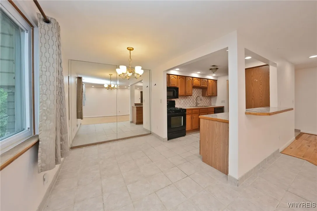 5 Cambridge F, Amherst, New York 14221, Amherst, New York 14221, 2 Bedrooms Bedrooms, 7 Rooms Rooms,1 BathroomBathrooms,Residential,For Sale,5 Cambridge F, Amherst, New York 14221,0,B1640346