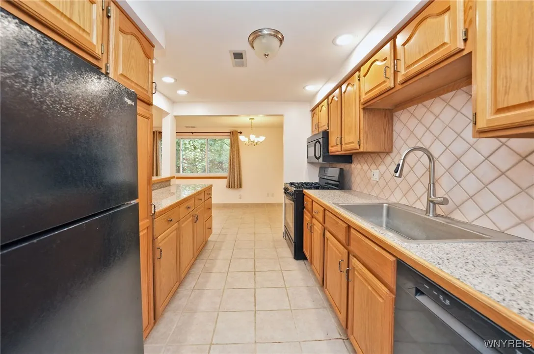 5 Cambridge F, Amherst, New York 14221, Amherst, New York 14221, 2 Bedrooms Bedrooms, 7 Rooms Rooms,1 BathroomBathrooms,Residential,For Sale,5 Cambridge F, Amherst, New York 14221,0,B1640346