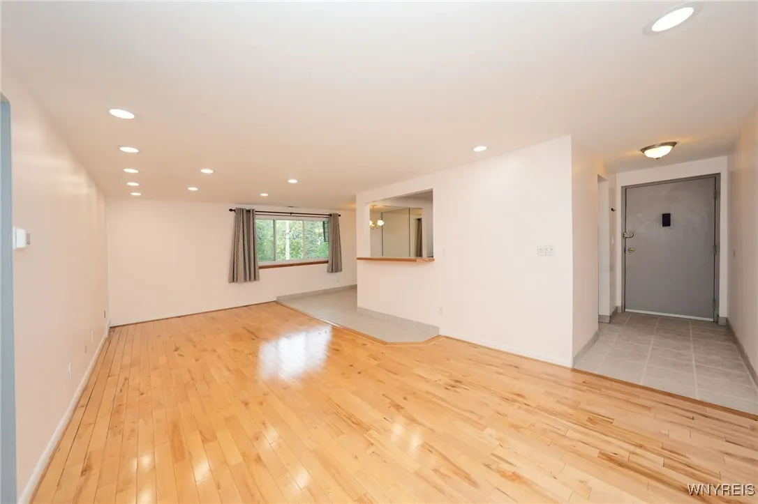 5 Cambridge F, Amherst, New York 14221, Amherst, New York 14221, 2 Bedrooms Bedrooms, 7 Rooms Rooms,1 BathroomBathrooms,Residential,For Sale,5 Cambridge F, Amherst, New York 14221,0,B1640346
