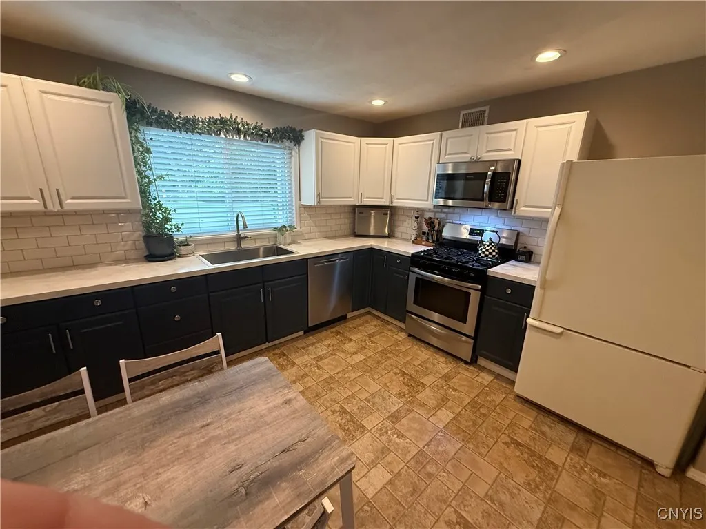 3 Farview Cir, Camillus, New York 13031, Camillus, New York 13031, 2 Bedrooms Bedrooms, 4 Rooms Rooms,1 BathroomBathrooms,Residential,Closed,3 Farview Cir, Camillus, New York 13031,0,S1640511