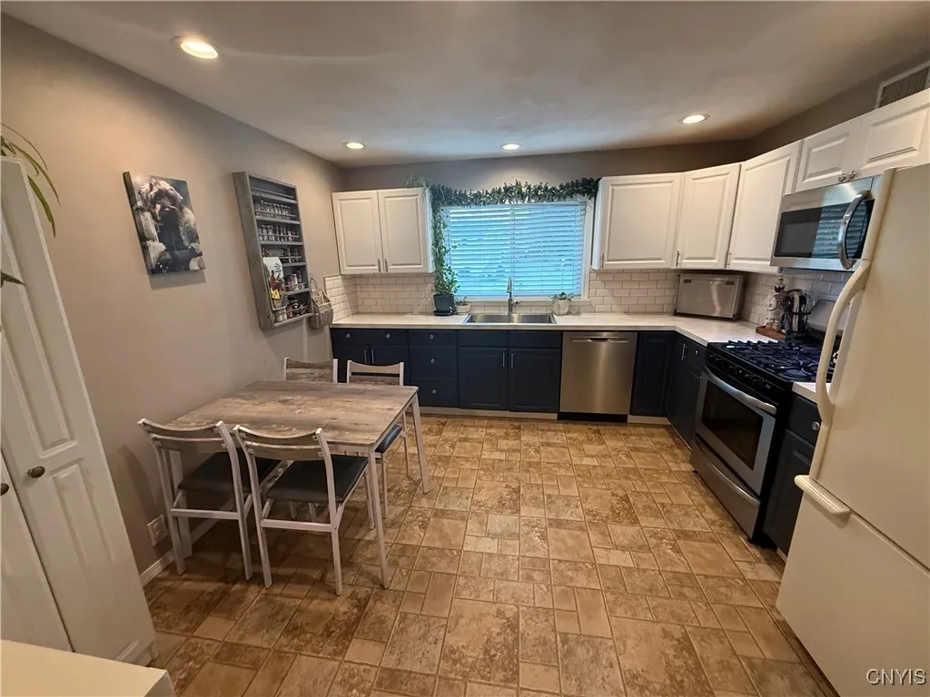 3 Farview Cir, Camillus, New York 13031, Camillus, New York 13031, 2 Bedrooms Bedrooms, 4 Rooms Rooms,1 BathroomBathrooms,Residential,Closed,3 Farview Cir, Camillus, New York 13031,0,S1640511