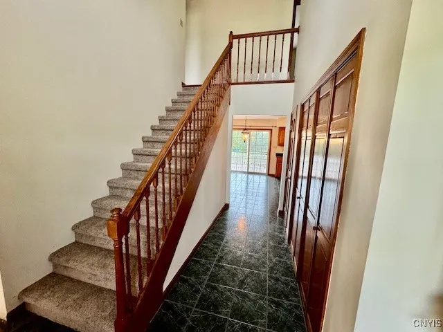 2 story foyer w/ double closet