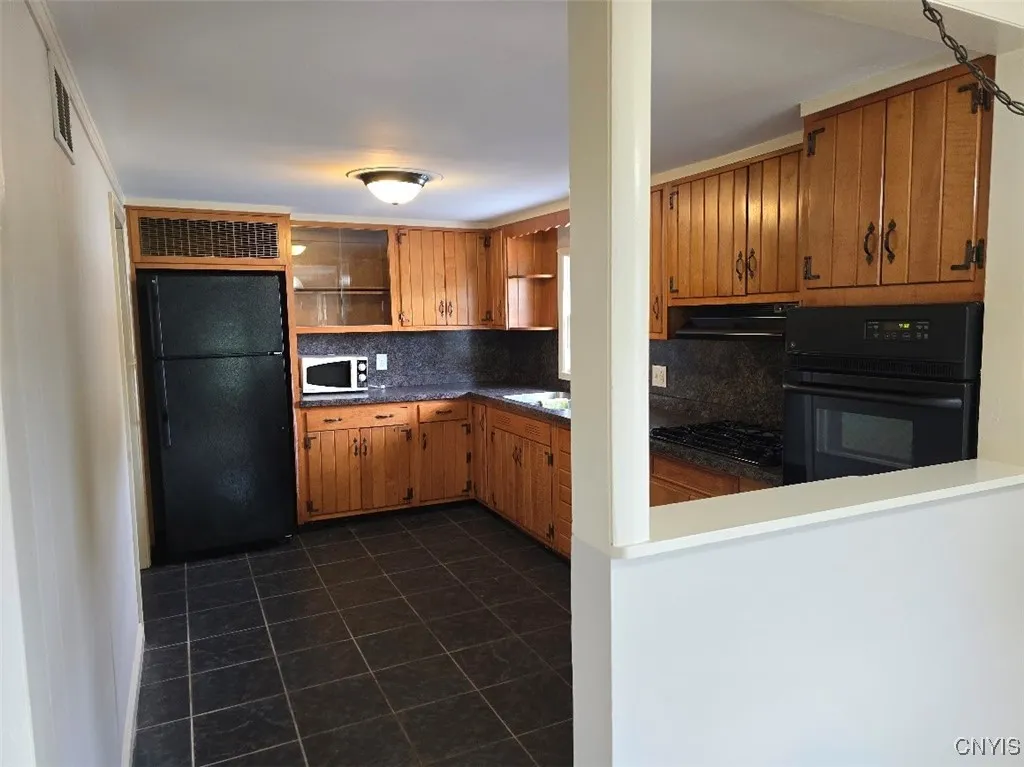 11 Seneca Ave 2nd Floor, Vernon, New York 13421, Vernon, New York 13421, 2 Bedrooms Bedrooms, 5 Rooms Rooms,1 BathroomBathrooms,Residential Lease,Closed,11 Seneca Ave 2nd Floor, Vernon, New York 13421,0,S1640733
