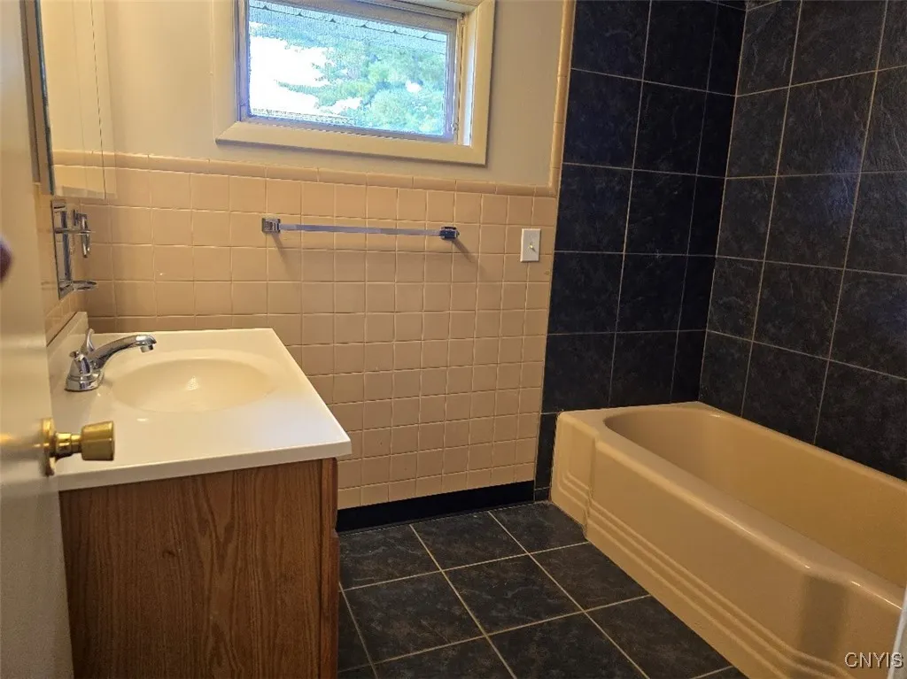 11 Seneca Ave 2nd Floor, Vernon, New York 13421, Vernon, New York 13421, 2 Bedrooms Bedrooms, 5 Rooms Rooms,1 BathroomBathrooms,Residential Lease,Closed,11 Seneca Ave 2nd Floor, Vernon, New York 13421,0,S1640733