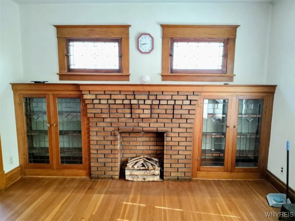 Upper unit - fireplace (decorative) and built-ins