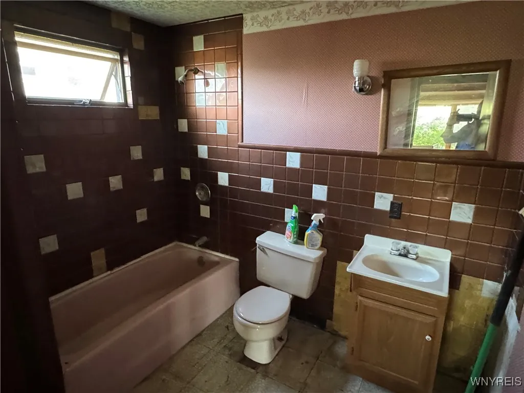 20 East Avenue, West Seneca, New York 14224, West Seneca, New York 14224, 6 Bedrooms Bedrooms, ,3 BathroomsBathrooms,Residential,For Sale,20 East Avenue, West Seneca, New York 14224,0,B1640836