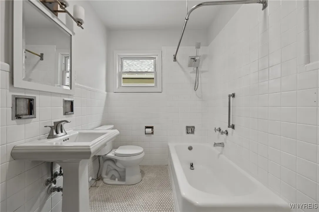 414 Woodward Avenue, Buffalo, New York 14214, Buffalo, New York 14214, 3 Bedrooms Bedrooms, 7 Rooms Rooms,1 BathroomBathrooms,Residential Lease,For Rent,414 Woodward Avenue, Buffalo, New York 14214,0,B1640799