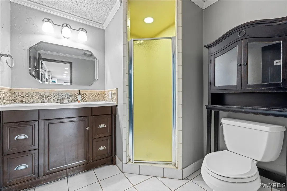 FIRST FLOOR FULL BATH