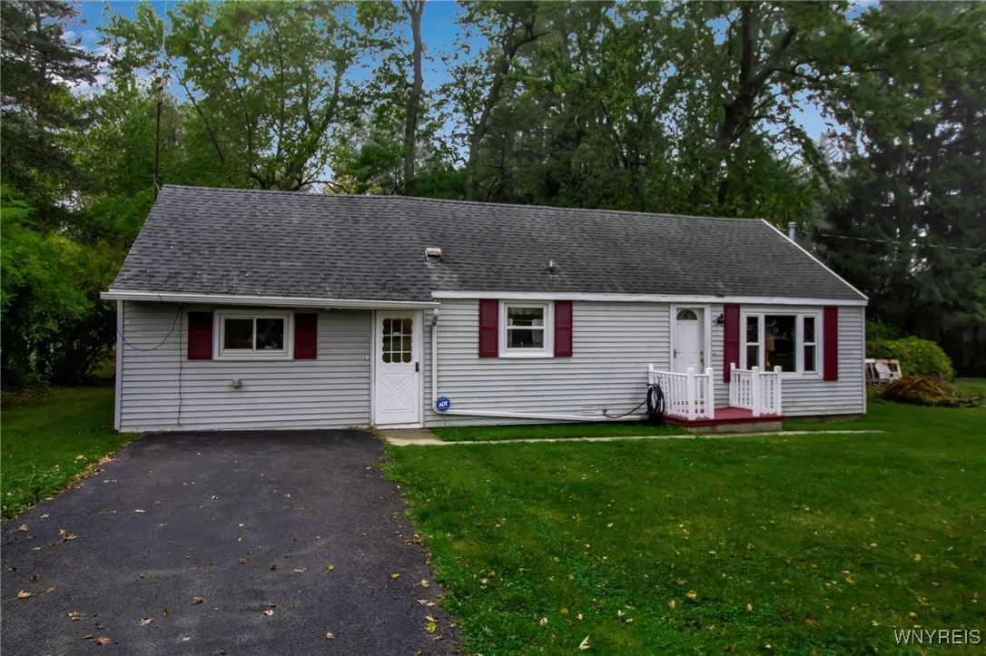 4100 Gunnville Road, Clarence, New York 14031, Clarence, New York 14031, 3 Bedrooms Bedrooms, 5 Rooms Rooms,1 BathroomBathrooms,Residential,For Sale,4100 Gunnville Road, Clarence, New York 14031,0,B1640991