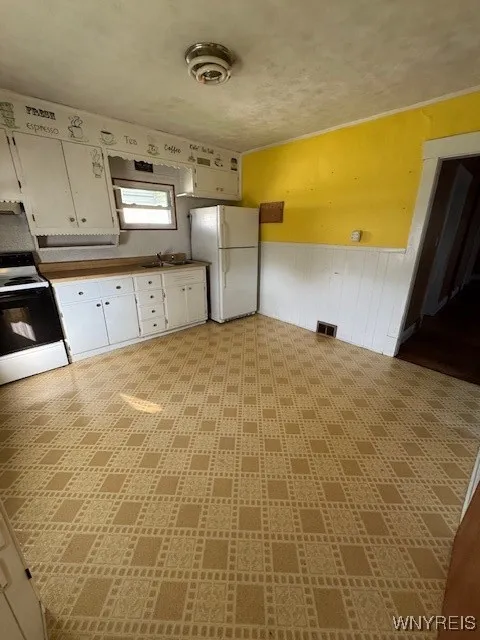 2951 North Avenue, Niagara Falls, New York 14305, Niagara Falls, New York 14305, 3 Bedrooms Bedrooms, 7 Rooms Rooms,1 BathroomBathrooms,Residential,Closed,2951 North Avenue, Niagara Falls, New York 14305,0,B1640776