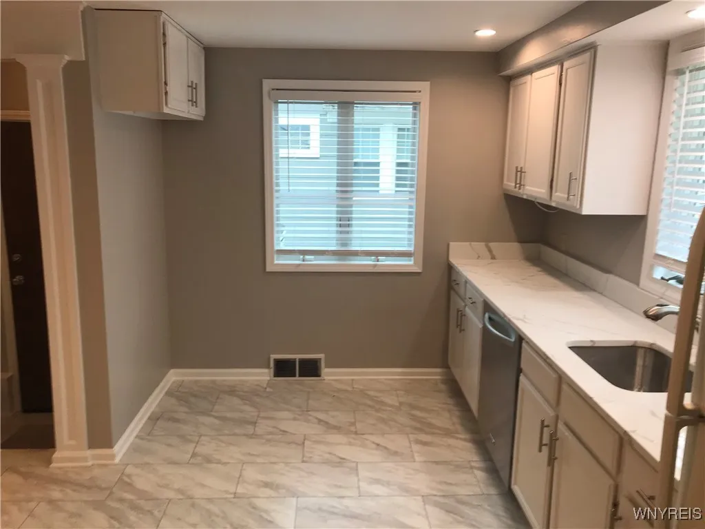 88 Royal Parkway East 1, Amherst, New York 14221, Amherst, New York 14221, 2 Bedrooms Bedrooms, 8 Rooms Rooms,1 BathroomBathrooms,Residential Lease,For Rent,88 Royal Parkway East 1, Amherst, New York 14221,0,B1641046