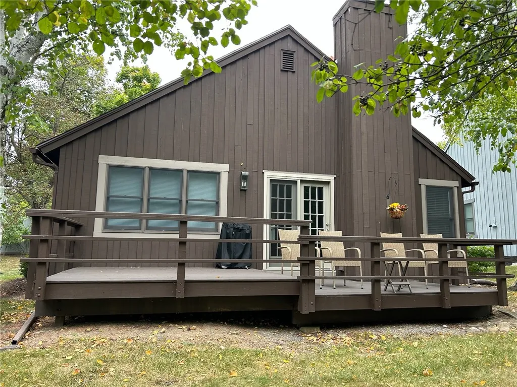Private wooded back Deck
