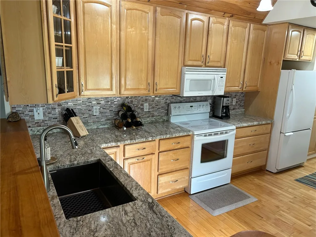 Eat in Kitchen New granite counter & back splash