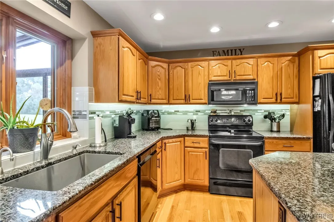 791 Girdle Road, Aurora, New York 14052, Elma, New York 14052, 4 Bedrooms Bedrooms, 9 Rooms Rooms,2 BathroomsBathrooms,Residential,Closed,791 Girdle Road, Aurora, New York 14052,0,B1640849