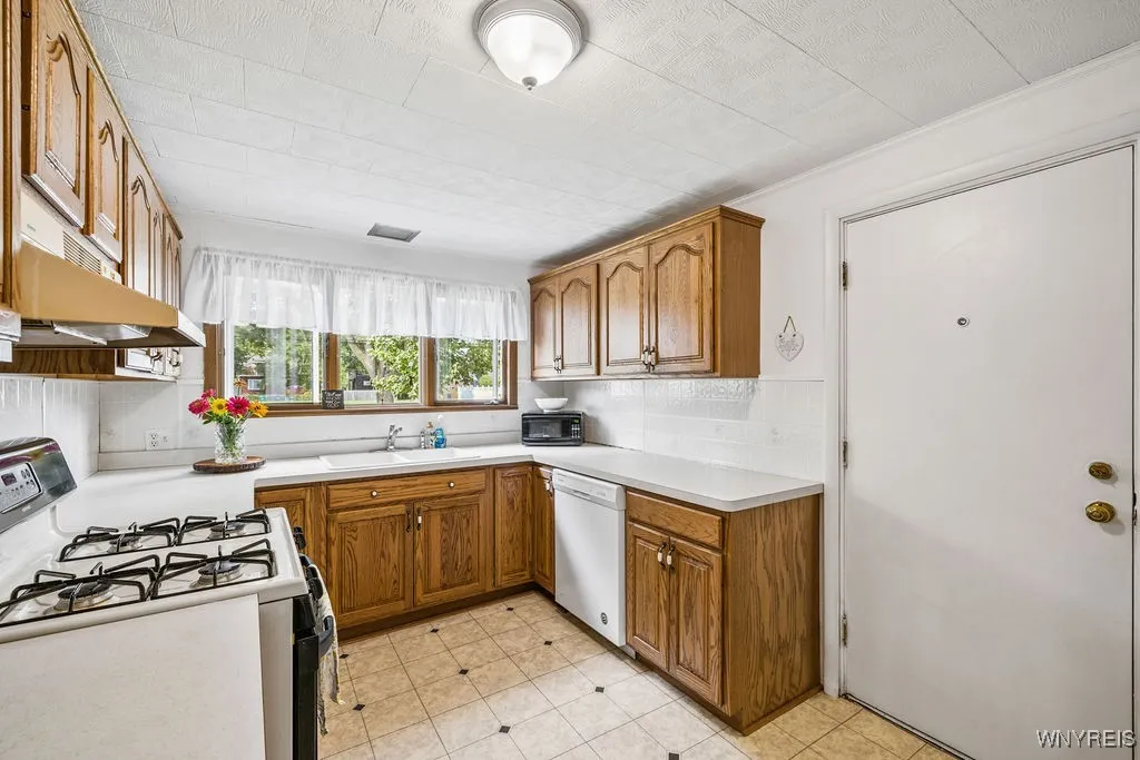 177 59th Street, Niagara Falls, New York 14304, Niagara Falls, New York 14304, 2 Bedrooms Bedrooms, 7 Rooms Rooms,2 BathroomsBathrooms,Residential,Closed,177 59th Street, Niagara Falls, New York 14304,0,B1641184