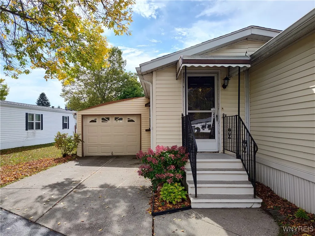 6 Marseille Avenue, West Seneca, New York 14224, West Seneca, New York 14224, 2 Bedrooms Bedrooms, 6 Rooms Rooms,2 BathroomsBathrooms,Residential,Closed,6 Marseille Avenue, West Seneca, New York 14224,0,B1640879