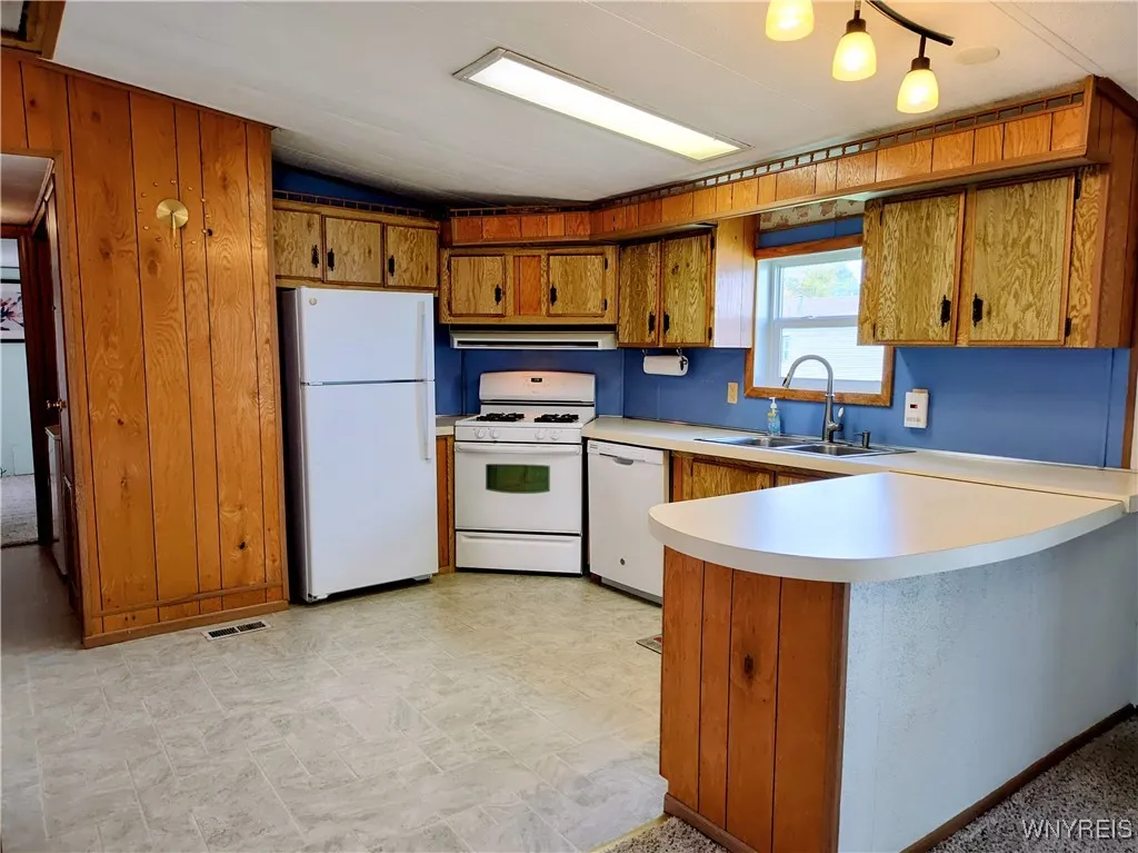 6 Marseille Avenue, West Seneca, New York 14224, West Seneca, New York 14224, 2 Bedrooms Bedrooms, 6 Rooms Rooms,2 BathroomsBathrooms,Residential,Closed,6 Marseille Avenue, West Seneca, New York 14224,0,B1640879