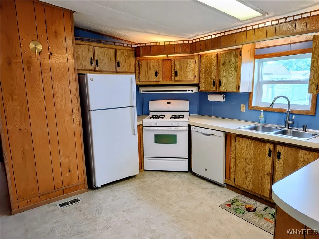 6 Marseille Avenue, West Seneca, New York 14224, West Seneca, New York 14224, 2 Bedrooms Bedrooms, 6 Rooms Rooms,2 BathroomsBathrooms,Residential,Closed,6 Marseille Avenue, West Seneca, New York 14224,0,B1640879