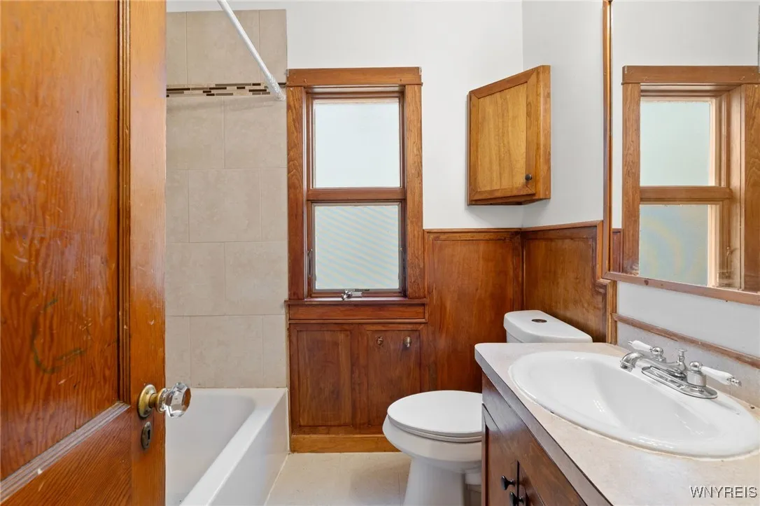 16 Lorraine Avenue, Buffalo, New York 14220, Buffalo, New York 14220, 6 Bedrooms Bedrooms, ,2 BathroomsBathrooms,Residential,For Sale,16 Lorraine Avenue, Buffalo, New York 14220,0,B1641331