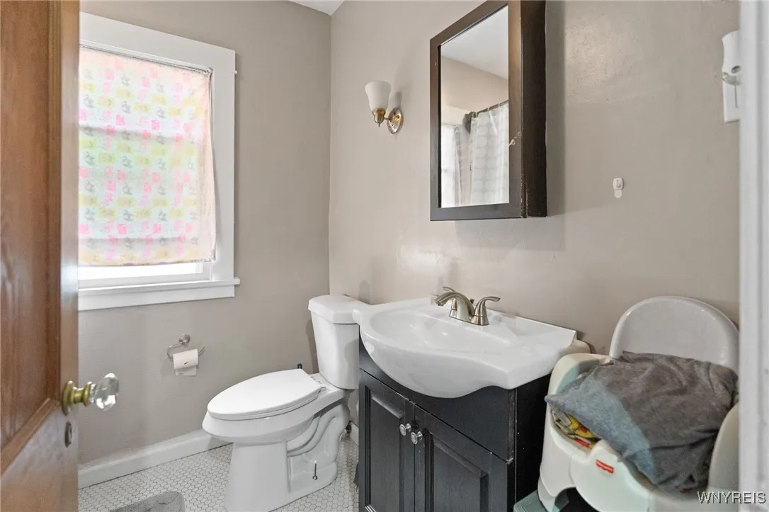 16 Lorraine Avenue, Buffalo, New York 14220, Buffalo, New York 14220, 6 Bedrooms Bedrooms, ,2 BathroomsBathrooms,Residential,For Sale,16 Lorraine Avenue, Buffalo, New York 14220,0,B1641331