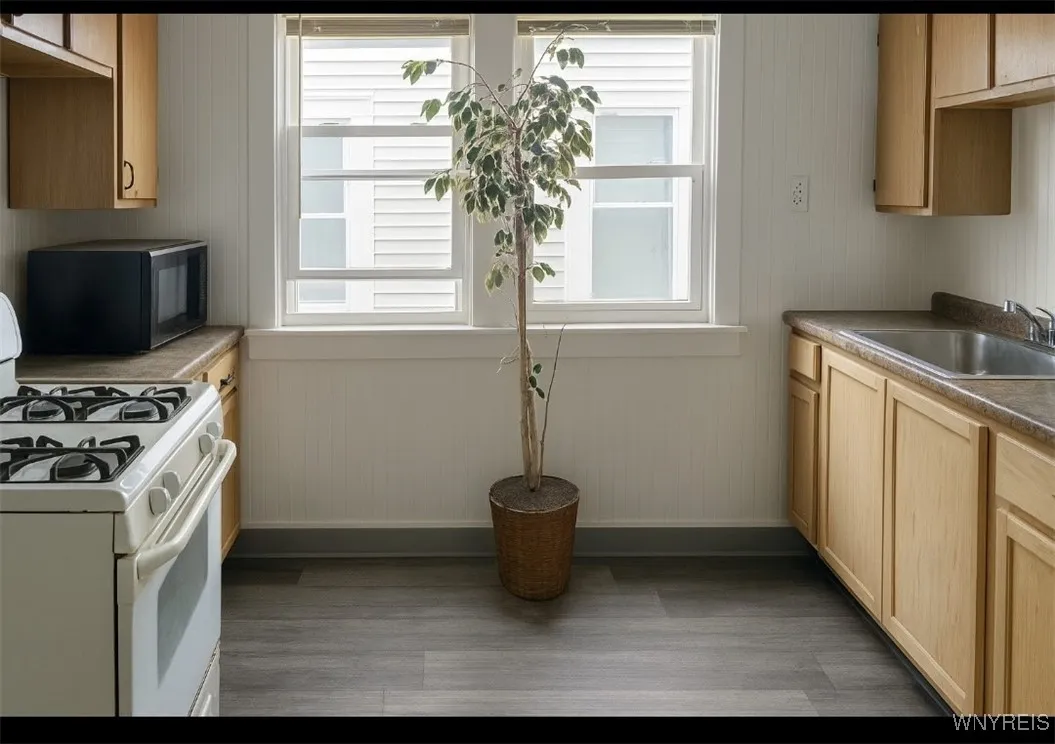196 Englewood Avenue, Buffalo, New York 14214, Buffalo, New York 14214, 5 Bedrooms Bedrooms, 9 Rooms Rooms,1 BathroomBathrooms,Residential Lease,For Rent,196 Englewood Avenue, Buffalo, New York 14214,0,B1638489