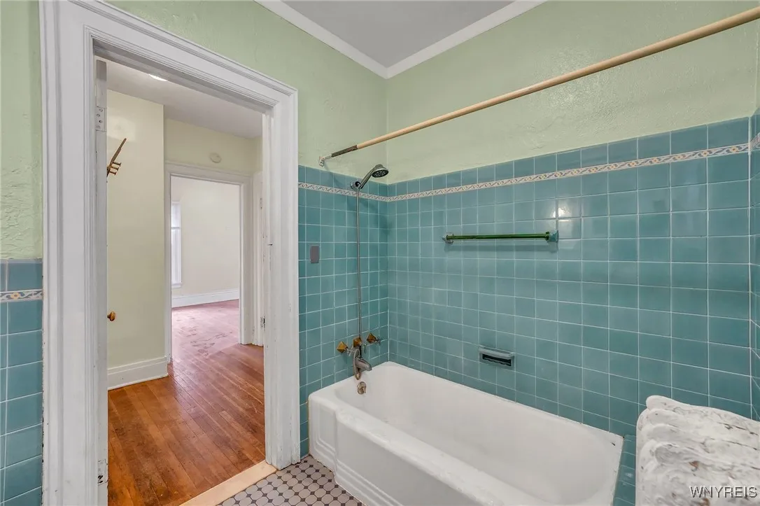 2nd floor: Full bath