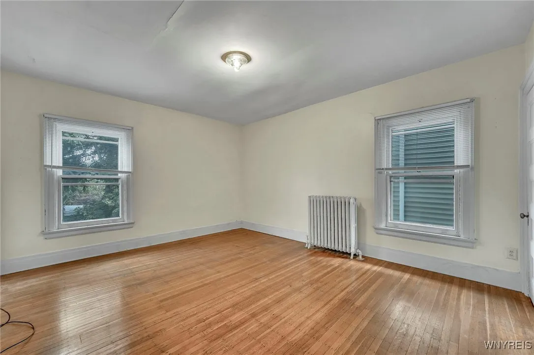 2nd floor: Spacious bedroom ~20 x 13\'