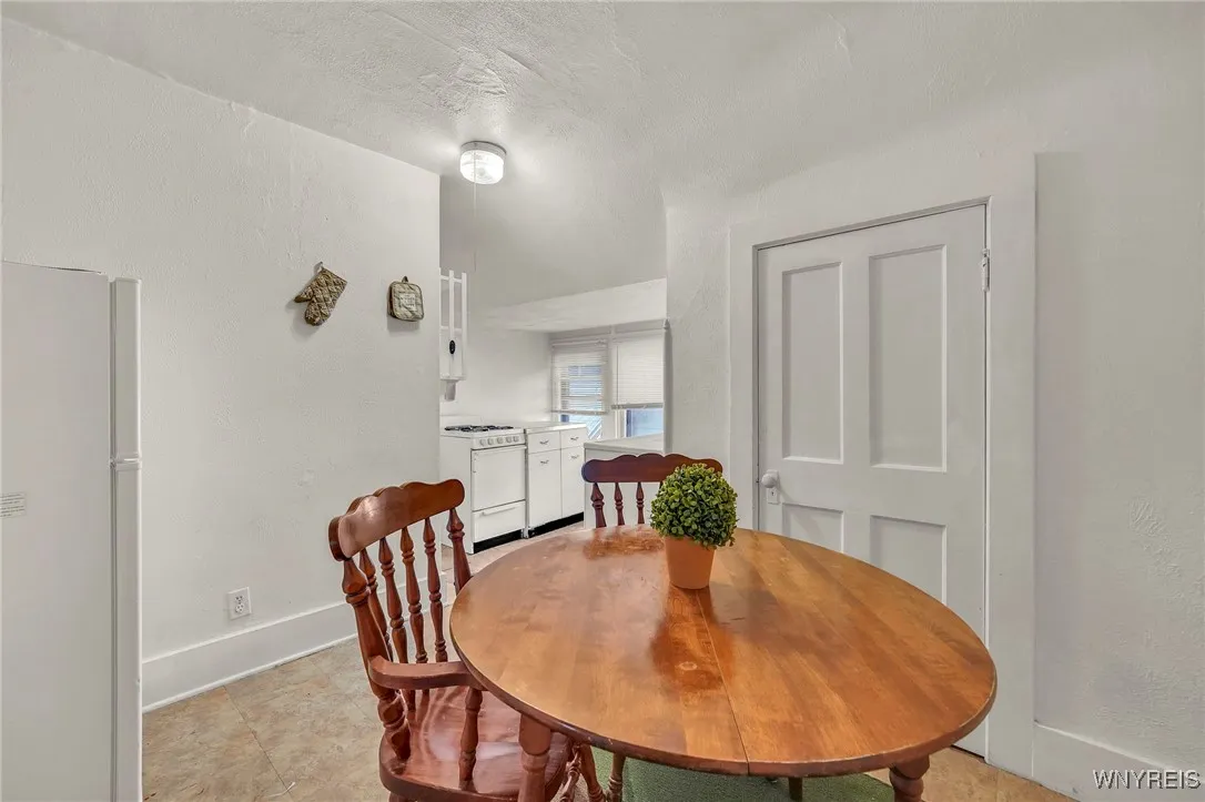 3rd floor: Kitchen with ample storage in the eaves